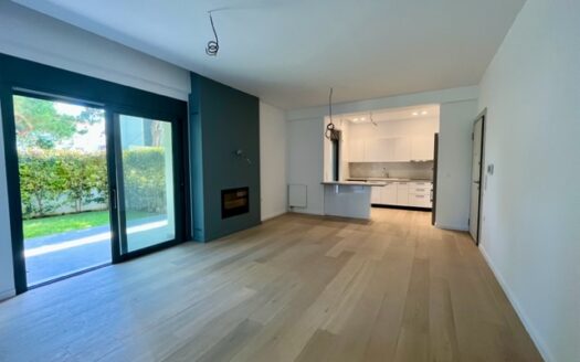 GROUND FLOOR APARMENT WITH PRIVATE GARDEN