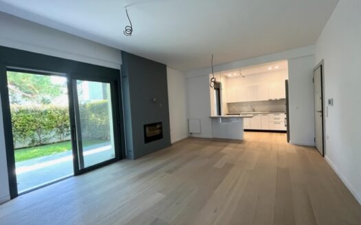 GROUND FLOOR APARMENT WITH PRIVATE GARDEN