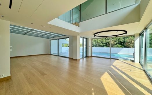 VOULA 3-LEVEL  GROUND FLOOR RESIDENCE
