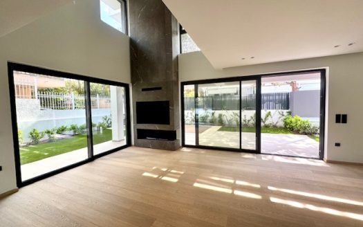 GLYFADA  CENTER 2 LEVEL LUXURY MAISONETTE