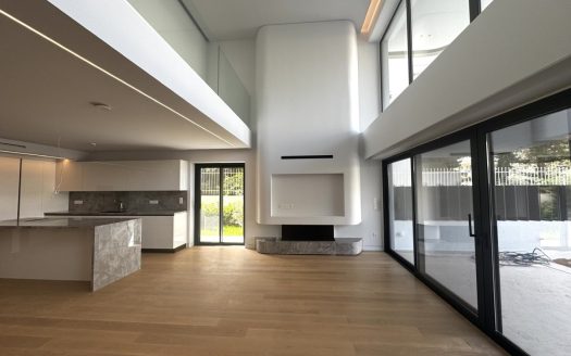 GLYFADA A+ LUXURY MAISONETTE WITH PRIVATE GARDEN &POOL