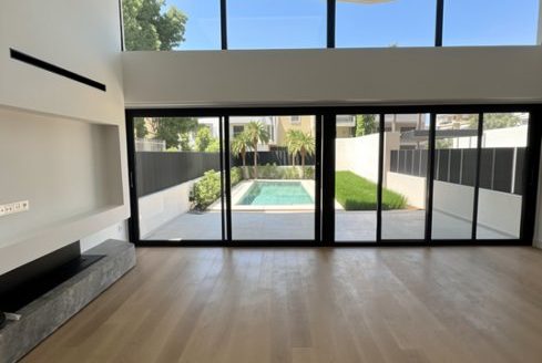 GLYFADA A+ LUXURY MAISONETTE WITH PRIVATE GARDEN &POOL